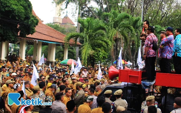 Foto Anggota Banggar dan anggota Komisi A DPRD Sidoarjo H Haris menyatakan siap mengawal pembahasan kenaikan siltap perangkat desa. (foto: Fathur Roziq/Ketik.co.id)