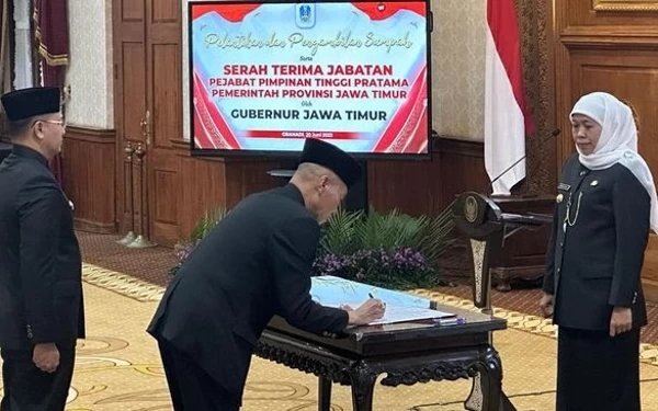 Khofifah Lantik 6 Pejabat Eselon II di Lingkungan Pemprov Jatim