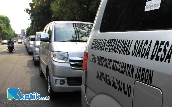 Foto Mobil-mobil siaga desa parkir memanjang di jalan-jalan sekitar Alun-Alun Sidoarjo. Para perangkat desa membawanya saat berunjuk rasa ke Pendapa Delta Wibawa Sidoarjo Selasa (20/6/2023). (foto: Fathur Roziq/Ketik.co.id)