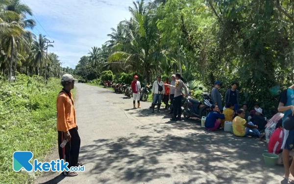 Foto Beberapa warga curhat ke Bhabinkamtibmas Efendi saat sedang Istirahat  (Foto Mursal)