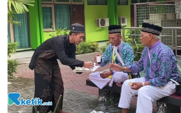 Foto Jemaah haji mendapat secangkir jahe merah hangat. (Foto: Bumi Al Quran for Ketik.co.id)