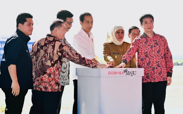 Foto Gubernur Khofifah bersama Presiden Jokowi meresmikan groundbreaking pabrik foil tembaga PT Hailiang Nova Material Indonesia. (Foto: Humas Pemprov Jatim)