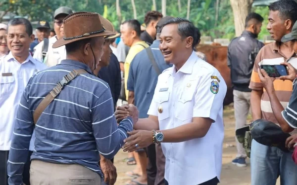 Foto Bayuaji saat menyapa pedagang yang sedang menjajakan hewan ternaknya.  (Foto: Prokopim Pacitan)