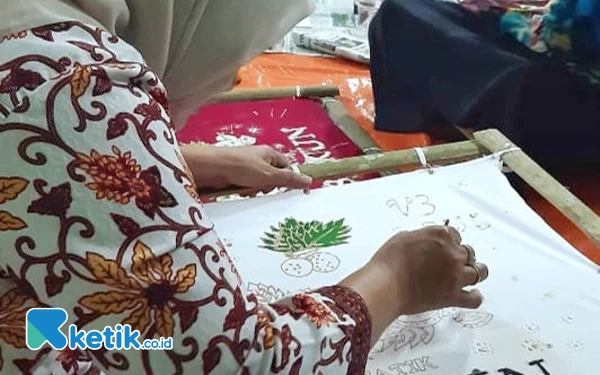 Foto Proses pemberdayaan masyarakat dengan memproduksi tentang batik sukun (dok. Nena Bachtiar)