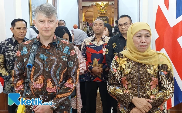 Foto Gubernur Khofifah dan Dubes Inggris Owen Jenkins saat memberikan keterangan pers, Rabu (21/6/2023). (Foto: Husni Habib/Ketik.co.id)