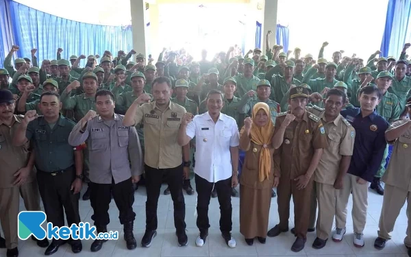 Foto Bupati Pacitan bersama Satlinmas dan jajaran Forkopimcam Sekecamatan Sudimoro. (Foto: Prokopim Pacitan)