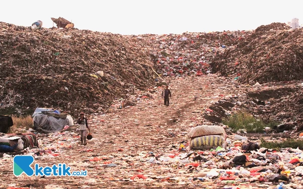 Foto Para pemulung di TPA Sampah Desa Kupang turun dari perbukitan sampah menjelang adzan Magrib pada Sabtu (27/5/20023). (foto: Fathur Roziq/Ketik.co.id)