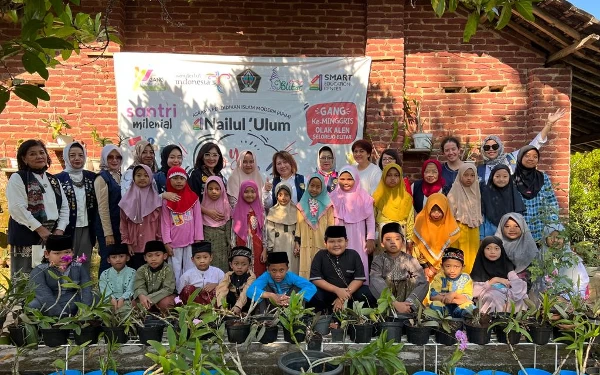 Foto Foto bersama Rotary Club Surabaya Kaliasin dengan anak-anak di Gang Keminggris. (Foto: dok.RCS)