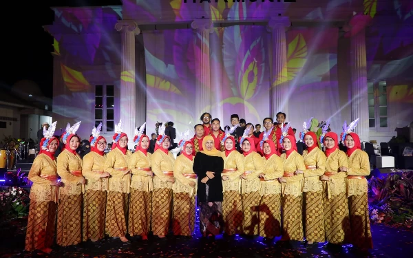 Foto Gubernur Khofifah berfoto bersama sejumlah pengisi acara di Raker Komwil Apeksi, Rabu (21/6/2023). (Foto: Humas Pemprov Jatim)