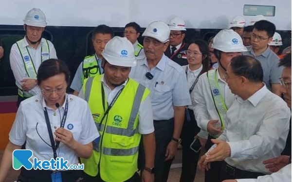 Foto Menko Marves Luhut Binsar Pandjaitan menguji coba menaiki KCIC dari Jakarta ke Stasiun KCIC Tegalluar Kab Bandung, Kamis (22/6/2023). (Foto: Iwa/Ketik.co.id)