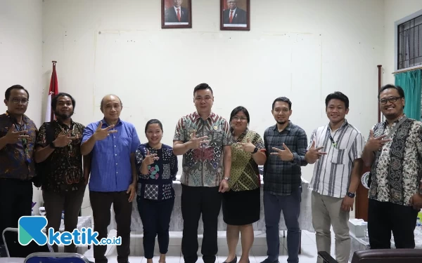 Foto Bupati Freddy Thie foto bersama dengan Direktur RSUD dan para dokter di RSUD Kaimana ( foto Humas Pemkab Kaimana)