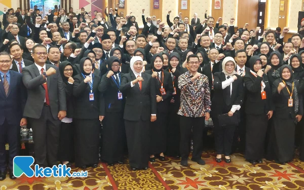 Foto Gubernur Khofifah berfoto dengan para peserta pelatihan, Kamis (22/6/2023). (Foto: Husni Habib/Ketik.co.id)