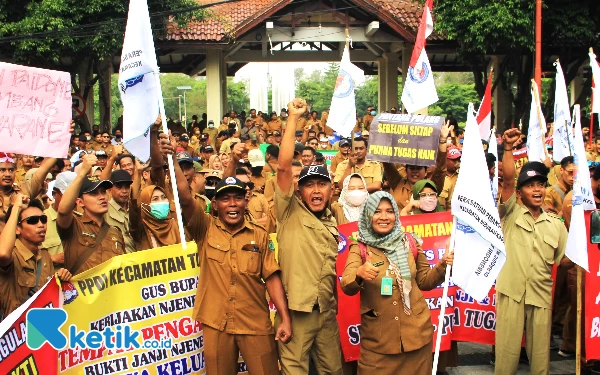 Foto Para perangkat desa saat berunjuk rasa di depan Pendapa Delta Wibawa pada Selasa (20/6/2023) untuk menuntut kenaikan siltap kepada bupati. (foto: Fathur Roziq/Ketik.co.id)