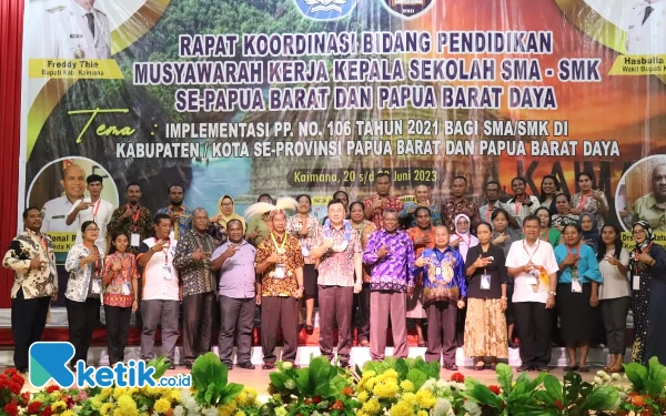 Foto Bupati Freddy Thie foto bersama dengan peserta rapat koordinasi bidang pendidikan musyawarah kepala sekolah SMA dan SMK se Provinsi Papua Barat dan Papua Barat Daya (foto Humas Pemkab Kaimana)