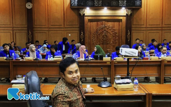 Foto Legislator muda DPRD Sidoarjo Zahlul Yussar memotivasi para mahasiswa untuk tidak enggan belajar politik dan berperan dalam kehidupan masyarakat. (Foto: Fathur Roziq/Ketik.co.id)