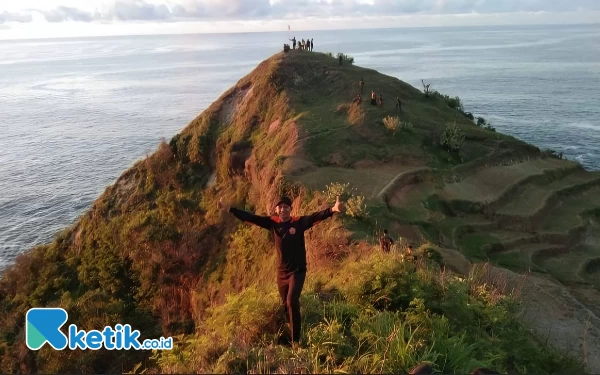 Foto Tampak wisatawan Agus Riyanto tengah berpetualang bersama beberapa sahabatnya di Bukit Teletubbies. (Foto: Al Ahmadi/Ketik.co.id)