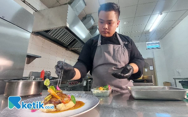 Foto Chef Felix sedang menyajikan Beef Osaka, Jumat, (23/6/2023). (Foto: Husni Habib/Ketik.co.id)