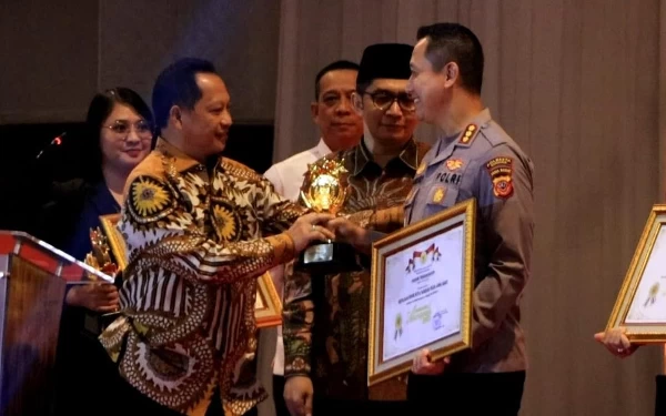 Foto Kapolresta Bandung Kombes Pol Kusworo Wibowo berfoto Mendagri Tito Karnavian saat menerima Kompolnas Award di Jakarta, Rabu (21/6/23). (Foto: Polresta Bandung)