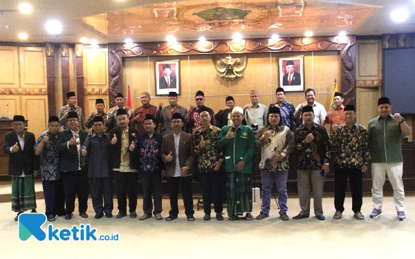 Foto Para anggota Forum Kepala Sekolah Maarif dan Forsil MWC NU Se-Sidoarjo berfoto bersama anggota Komisi D DPRD Sidoarjo. (foto: Fathur Roziq/Ketik.co.id)