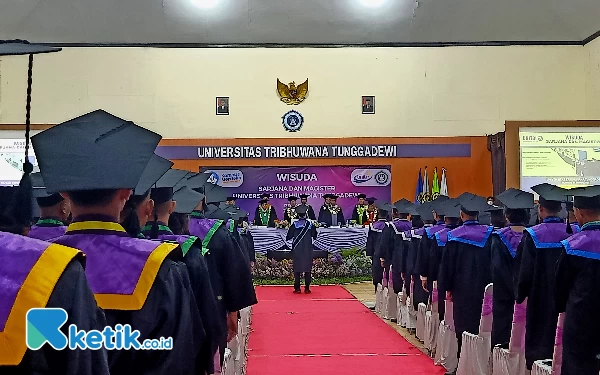 Foto Berlangsungnya kegiatan wisuda ke-41 di GOR Unitri (foto: Lutfia/ketik.co.id)