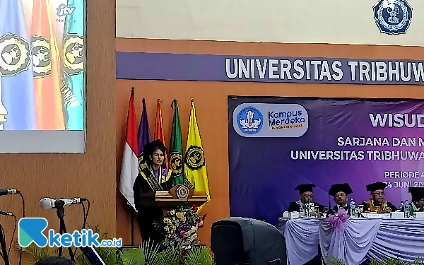 Foto Nike Veronika saat memberikan pidato sebagai lulusan terbaik di Wisuda Ke-41 Unitri (foto: Lutfia/Ketik.co.id)