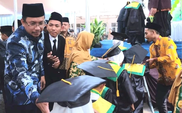 Thumbnail Gus Muhdlor: Wisuda Jangan Memberatkan, Pendidikan Harus Ikuti Era Digital