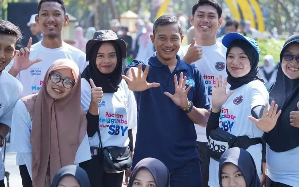 Foto Bupati Pacitan Indrata Nur Bayuaji bersama peserta, tampak sumringah usai menggambar. (Foto: Prokopim Pacitan)