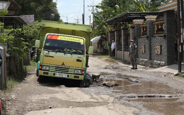 Foto Salah satu ruas jalan antara Desa Tarik hingga Mliriprowo, Kecamatan Tarik, yang rusak. Jalan itu akan diperbaiki dengan dibeton. (foto: Dinas Kominfo)