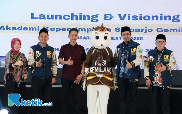 Foto Dari kanan, Ketua DPRD Sidoarjo Usman, Bupati Ahmad Muhdlor, Sekretaris Disporapar Martha Wara Kusuma, Ketua Dewan Pemuda Haedar Wahyu, dan Silfiati dari Disporapar Sidoarjo saat Launching dan Visioning Akademi Kepemimpinan Sidoarjo Gemilang Sabtu malam (24/6/2023). (foto: Dinas Kominfo)