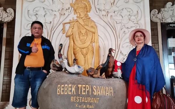 Foto Siti Nurainiyah (kanan) bersama sang suami Ridwan Hisjam saat berlibur ke Bali. (Foto: Dok. Pribadi)