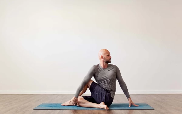 Foto Di dalam gerakan yoga bisa memperlancar peredaran darah dan menguatkan otot panggul, punggung bawah, dan tulang belakang. (Foto: Yoga Teket)