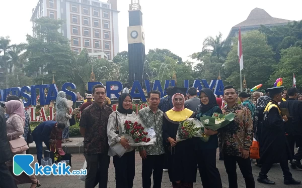 Foto Kepala Dinas Peternakan Provinsi Jawa Timur, Ir. Indyah Aryani, MM foto bersama keluarga usai Wisuda Program Doktor di Universitas Brawijaya Malang. (Foto: Sholeh/ketik.co.id)