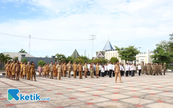 Foto Para ASN dan Tenaga Kontrak yang mengikuti apel pagi di halaman kantor Bupati kabupaten Kaimana ( foto Humas Pemkab Kaimana,)