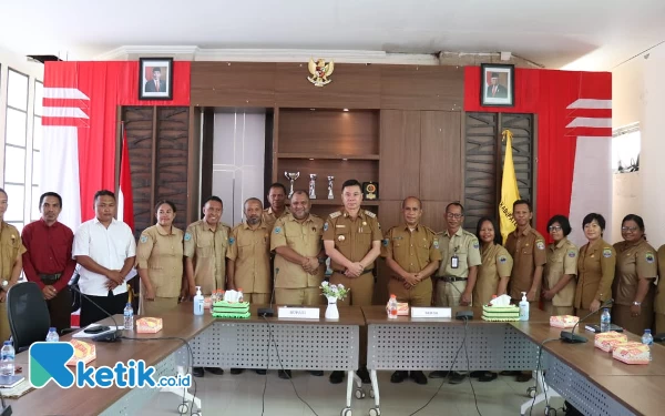 Foto Bupati Freddy Thie foto bersama dengan kepala sekolah SD dan SMP di ruang rapat kantor Bupati kabupaten Kaimana (foto Humas Pemkab Kaimana)