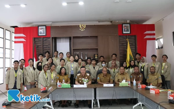 Foto Bupati Freddy Thie dan Sekda Donald R Wakum foto bersama dengan mahasiswa UGM di ruang rapat kantor Bupati (foto Humas Pemkab Kaimana)