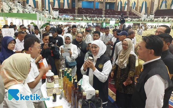 Foto Gubernur Khofifah saat melihat salah satu produk petani hutan, Selasa (27/6/2023). (Foto: Husni Habib/Ketik.co.id)