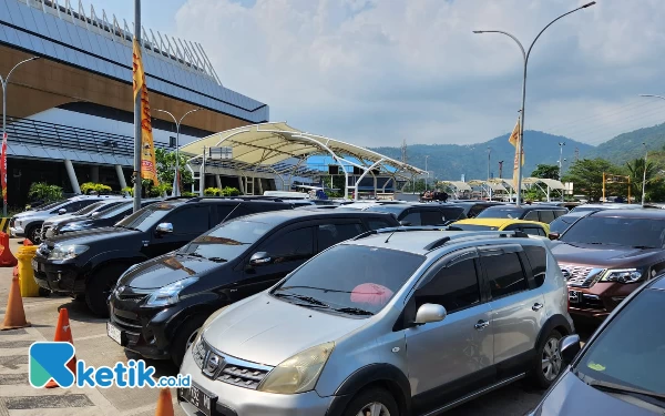 Foto Mobil-mobil terparkir rapi saat antre di Pelabuhan Merak. (Foto: Nata Yulian/Ketik.co.id)