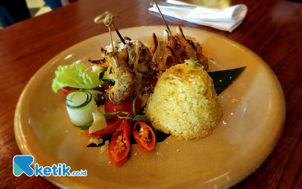 Foto Lamb Ribs Skewer with Rock Peanut Sauce, Selasa (27/6/2023). (Foto: Husni Habib/Ketik.co.id)