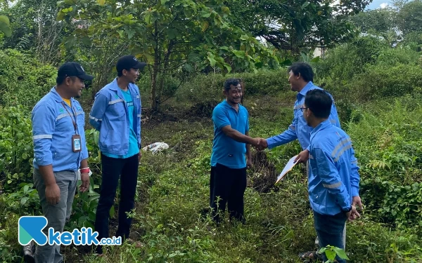 Foto Jabat tangan pihak perusahaan dengan salah satu warga Obi penerima Hewan Qurban (Foto Humas Wanatiara)