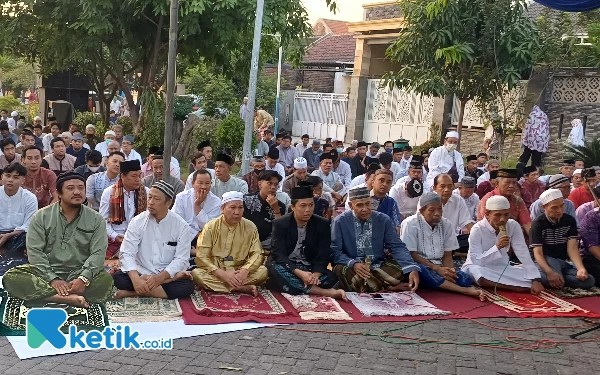 Foto Lantunan takbir berkumandang sebelum menjalani ibadah salat idul adha, Rabu (28/6/2023). (Foto : M.Khaesar/Ketik.co.id)