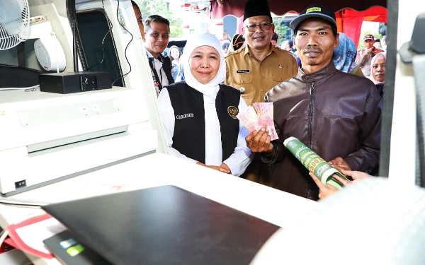 Foto Gubernur Khofifah saat memberikan bantuan bagi masyarakat di Kabupaten Malang. (Foto: Humas Pemprov Jatim)