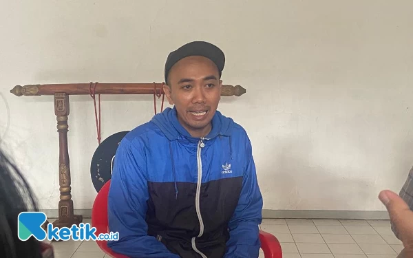 Foto Ketua DKM, Dhimas Novib saat menjelaskan kasus meninggalnya seniman Kota Malang (foto: Lutfia/ketik.co.id)