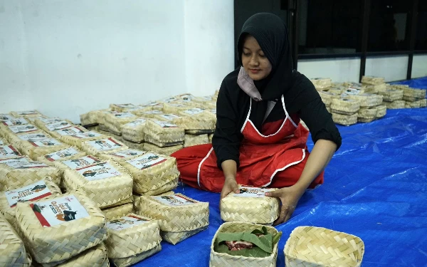 Foto Besek dijadikan media untuk mengemas daging kurban.