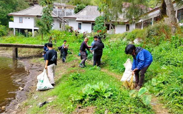 TNBTS dan Bumdes Ranupani Bersihkan Sampah di Danau Regulo