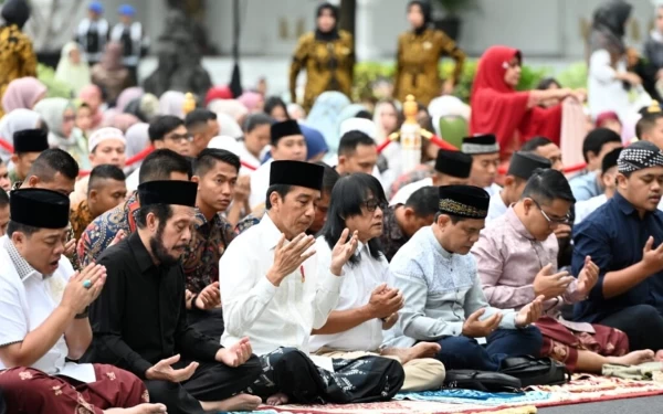 Foto Jokowi sholat Idul Adha di Istana Kepresidenan Yogyakarta, (29/6/2023). (Foto: BPMI Setpres)