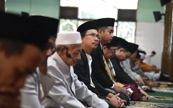 Foto Bupati Ahmad Muchdlor Ali menyimak khotbah KH Ali Maschan Moesa tentang pentingnya kesalehan sosial bagi seorang muslim. (Foto: Kominfo Sidoarjo)