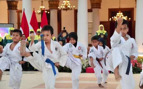 Foto Pertunjukan karate tradisional oleh para atlet KORMI Jatim. (Foto: Humas Pemprov Jatim)