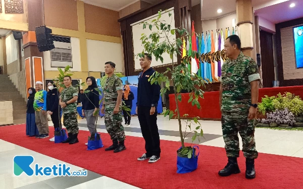 Foto Penyerahan pohon untuk program MMD (Foto: Lutfia/Ketik.co.id)