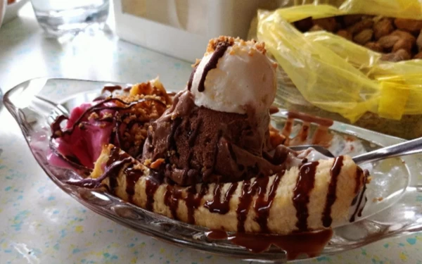 Foto Banana split menjadi menu andalan di Graha Ice Cream Zangrandi. (Foto: Instagram @anakagungandiyana)