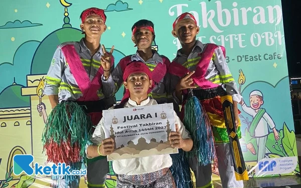 Foto Parman, Mujais, dan Didi (berdiri) saat menerima anugerah penghargaan dari panitia Karnaval HJF. (Foto: Mursal Bachtiar/Ketik.co.id)